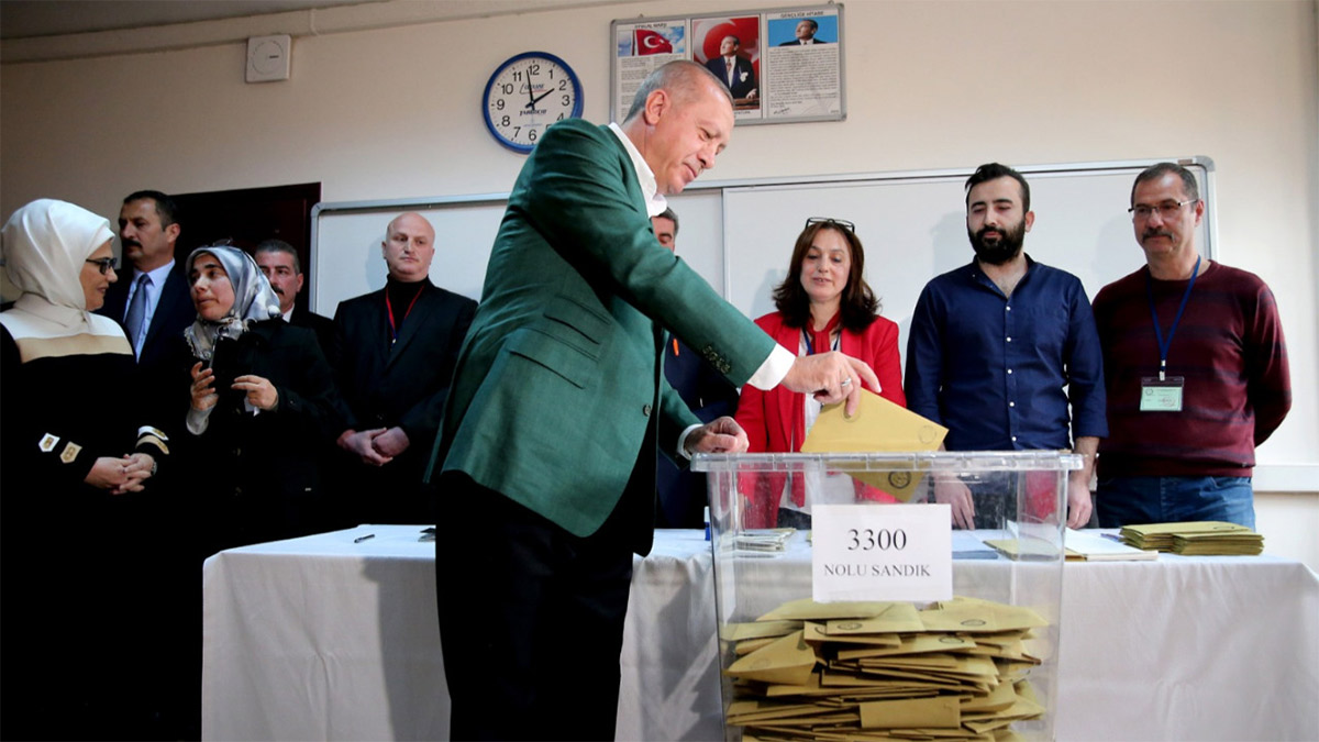 Özer Sencar: Erdoğan'ın Rusya-Ukrayna arasındaki görüşmeleri oylarına katkı yapıyor