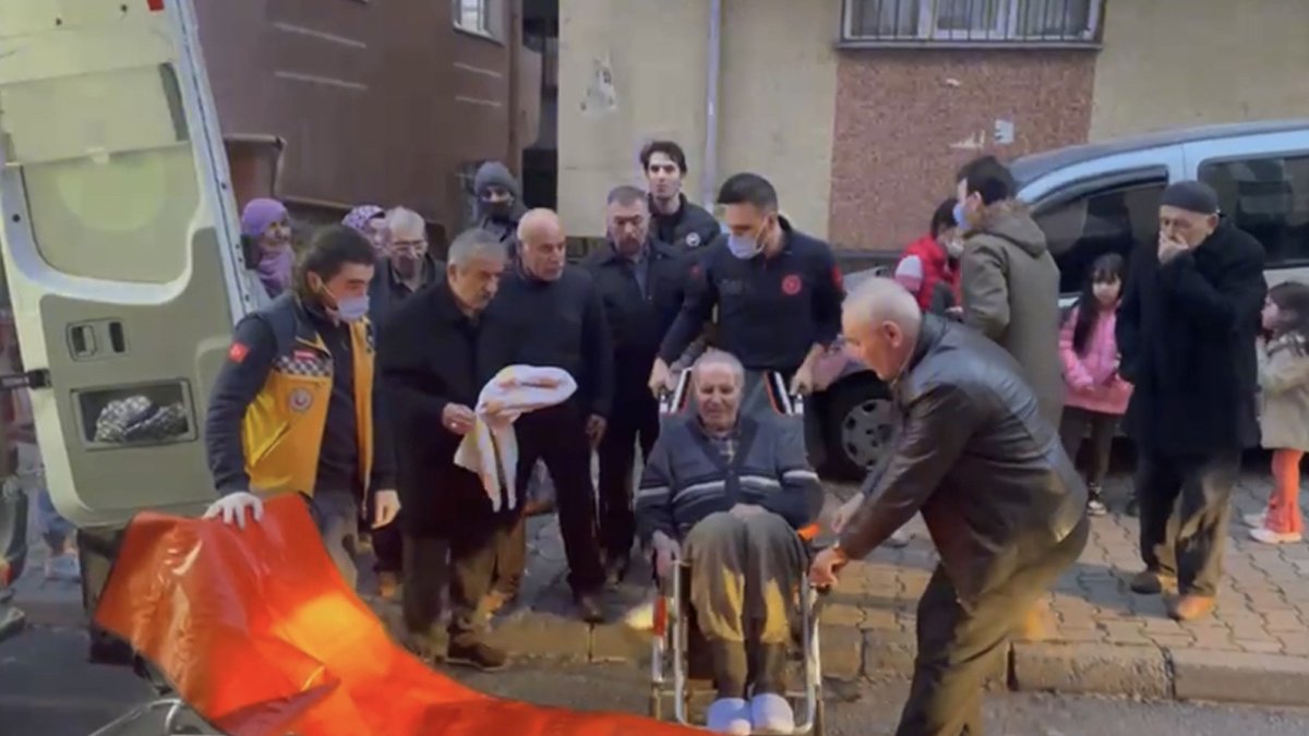 Esenler'de yangında mahsur kalan 5 kişiyi itfaiye kurtardı