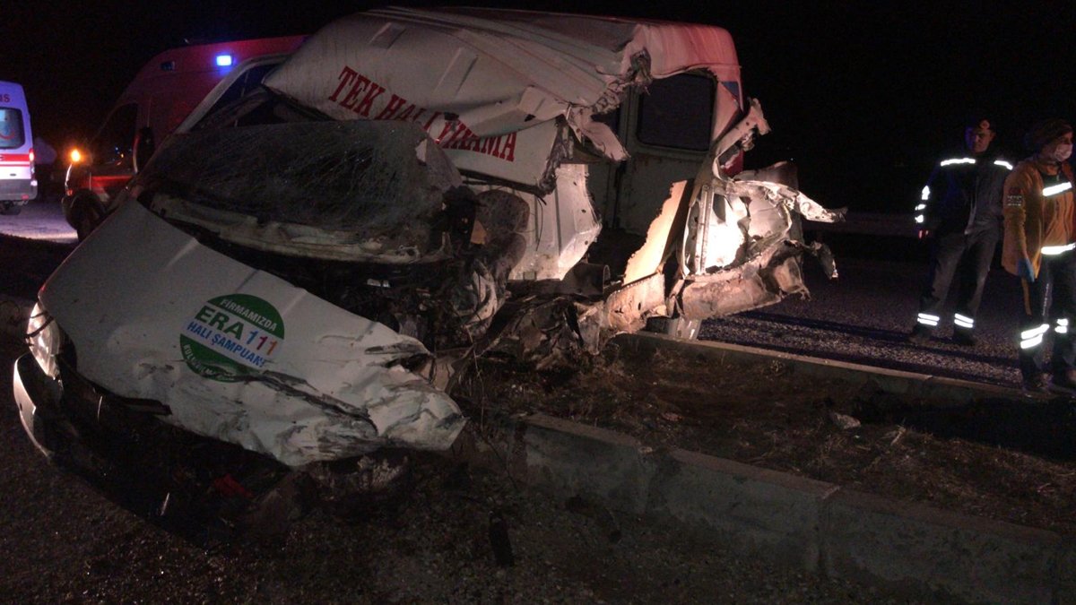 Kırşehir'de TIR ile minibüs çarpıştı: 1 ölü, 1 yaralı