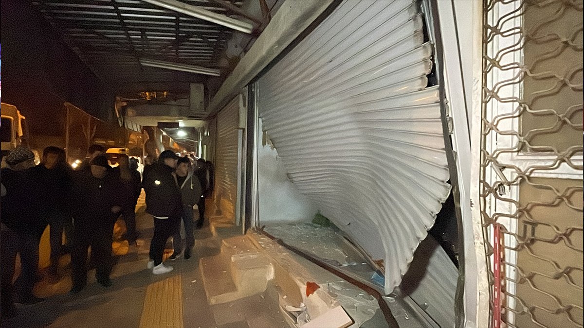 Adıyaman'da kamyonet iş yerine girdi, 5 kişi yaralandı