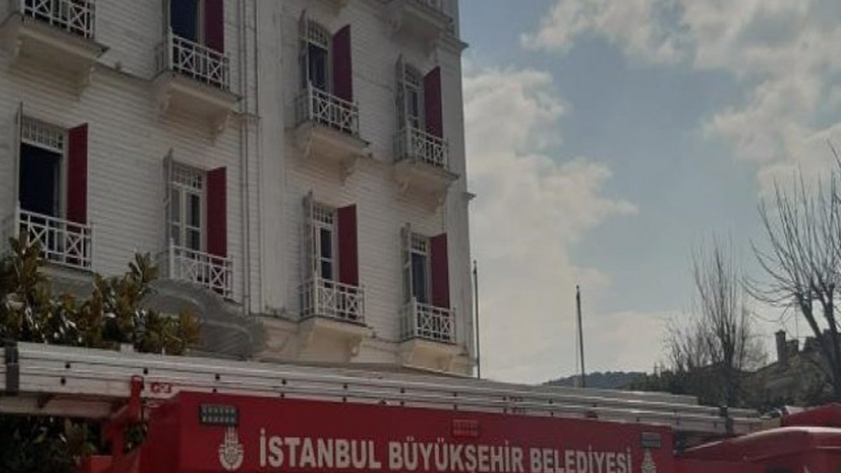 Büyükada'da tarihi otelde  yangın