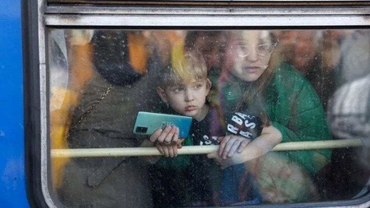Ukrayna'dan tahliye edilen yetim çocuklar Türkiye'ye getiriliyor