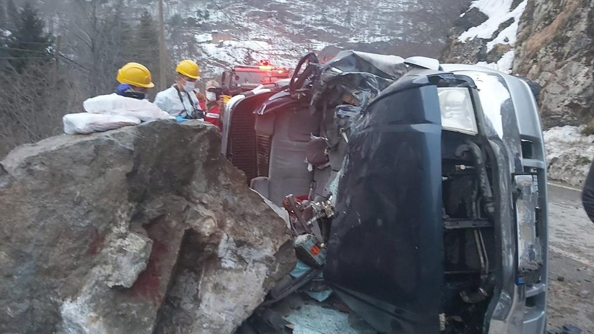 Trabzon'da kamyonetin üzerine kaya düşmesi sonucu 4 kişi öldü