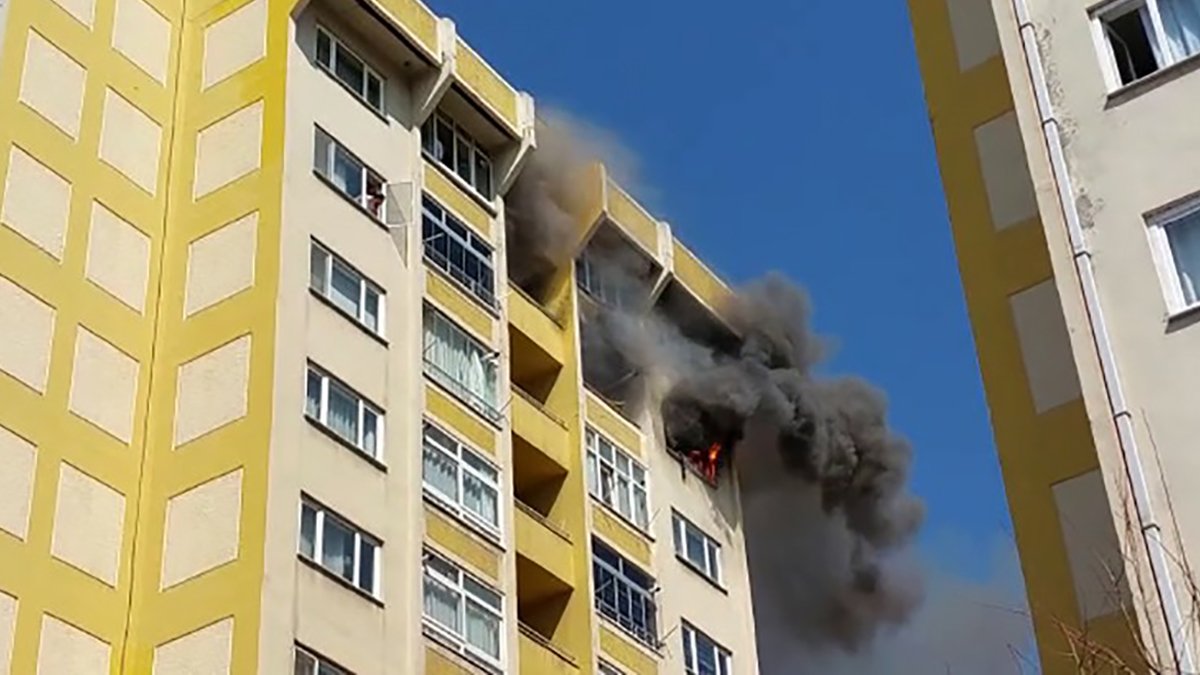 Küçükçekmece'de 12 katlı binada yangın