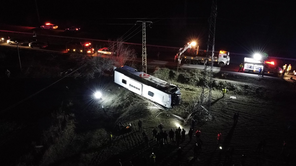 Erzincan'da feci kaza: Yolcu otobüsü şarampole devrildi