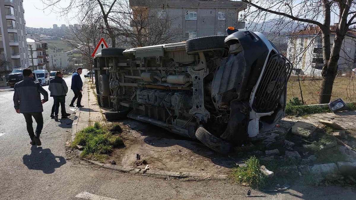 Samsun'da öğrenci servisi ile cip çarpıştı: 9'u öğrenci 15 yaralı