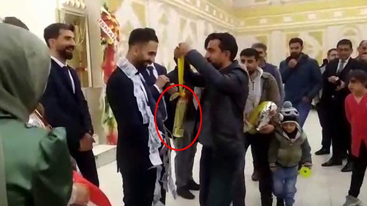 Sosyal medyada gündem oldu: Ayçiçeği yağının fiyatı artınca damada takı olarak takıldı