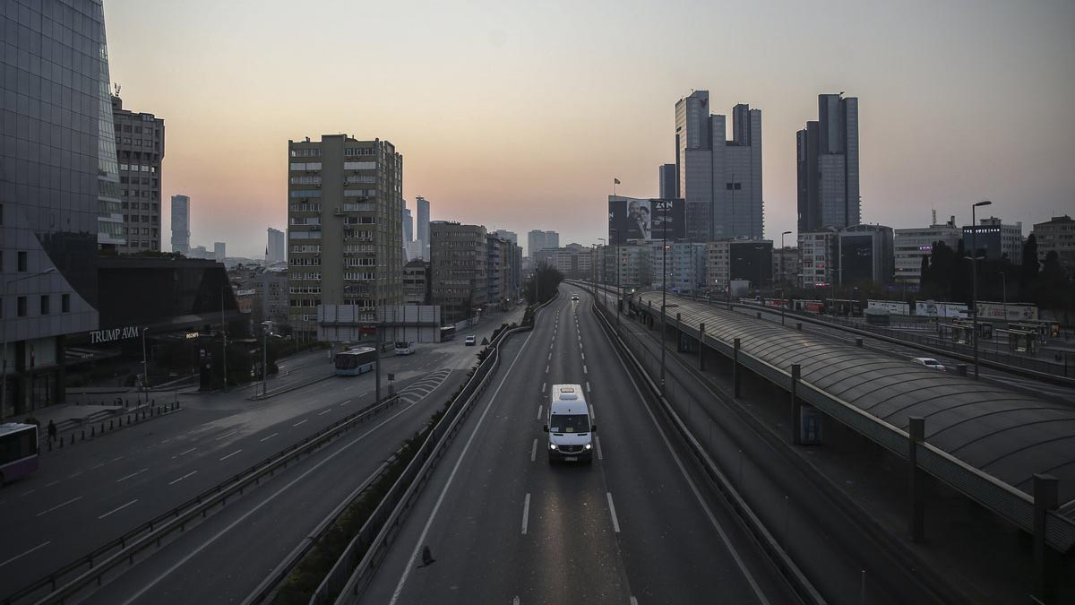 İstanbul'a yoğun çöl tozu uyarısı: Güneye bakan camları açmayın