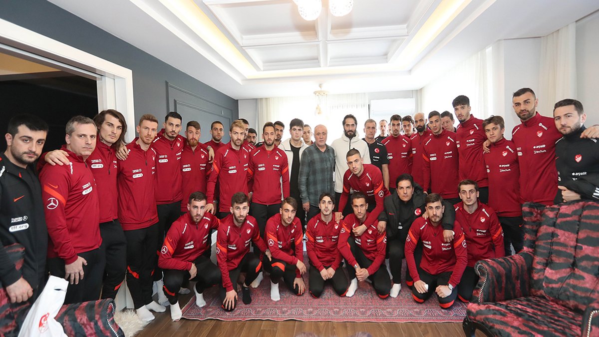 A Milli Futbol Takımı'ndan Ahmet Çalık'ın ailesine duygulandıran ziyaret