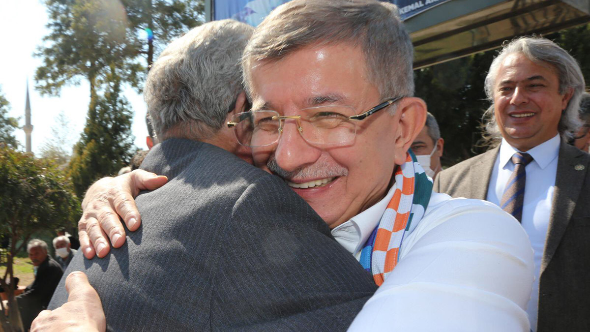 Gelecek Partisi lideri Davutoğlu'na Adana'da yoğun ilgi