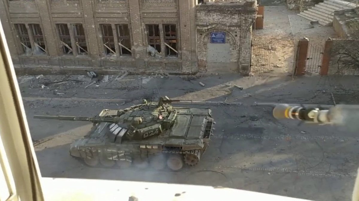 Mariupol'den yeni görüntü! Rus tankı el tipi tanksavarla vuruldu