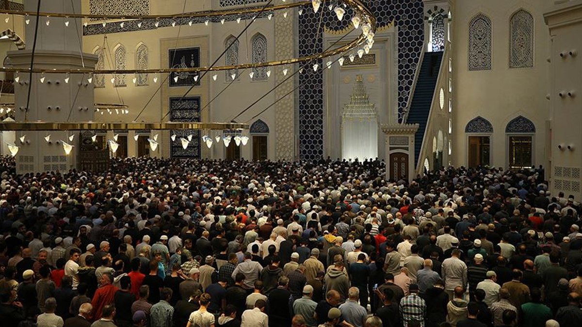 Diyanet duyurdu: Teravih bu ramazan camilerde kılınacak