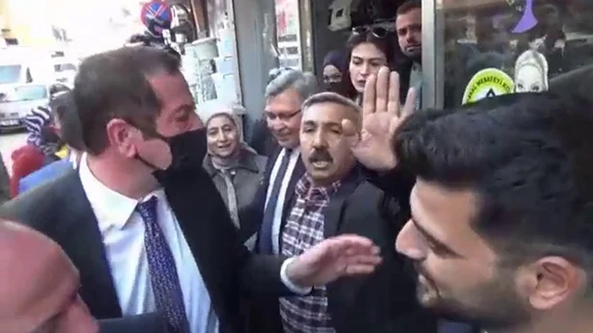 Davutoğlu'nu protesto eden şahıs AK Parti üyesi çıktı