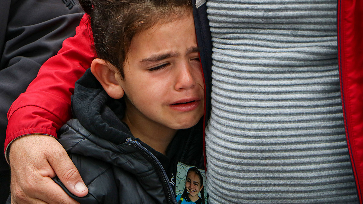 Köpekten kaçarken kamyonun altında kalmıştı: Mahra'nın cenazesinde gözyaşları sel oldu