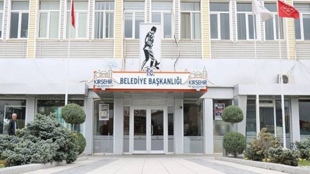 İşten çıkarılan belediye işçisi belediyenin makam aracını haczettirdi