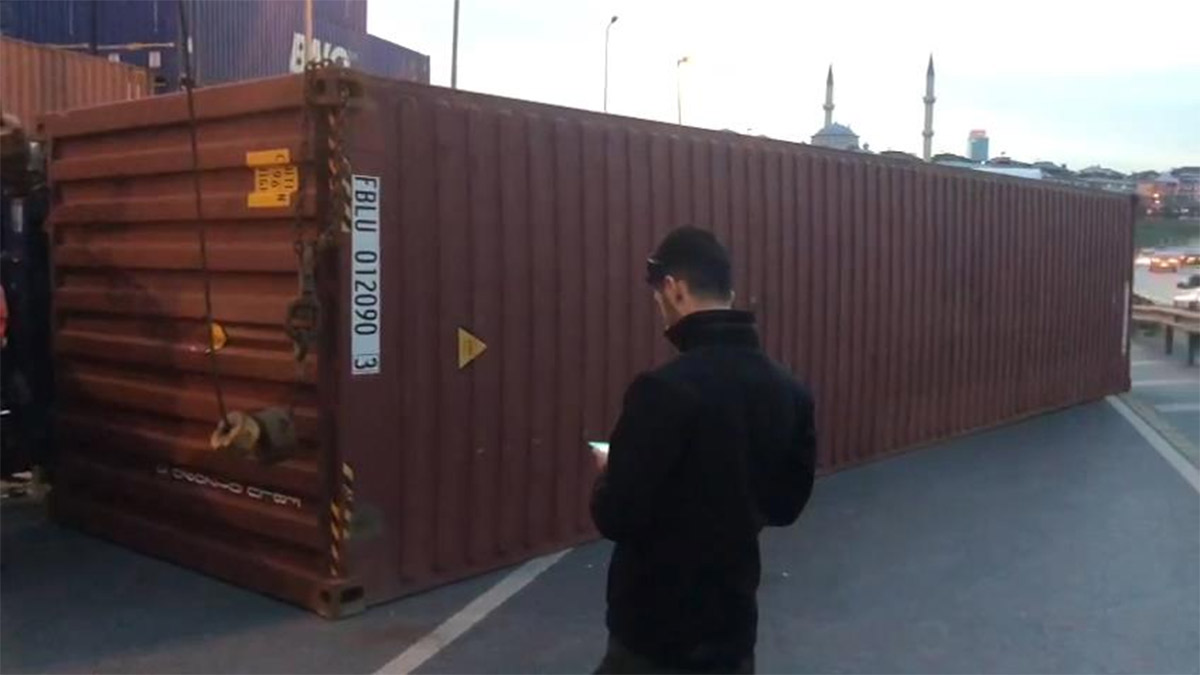 Ambarlı Limanı çıkışında TIR kazası: Trafik yoğunluğu oluştu