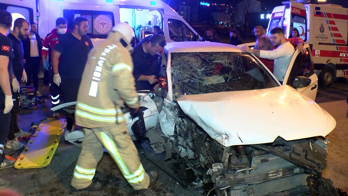 Maltepe'de kaza: Makas atarken bariyerlere çarptı