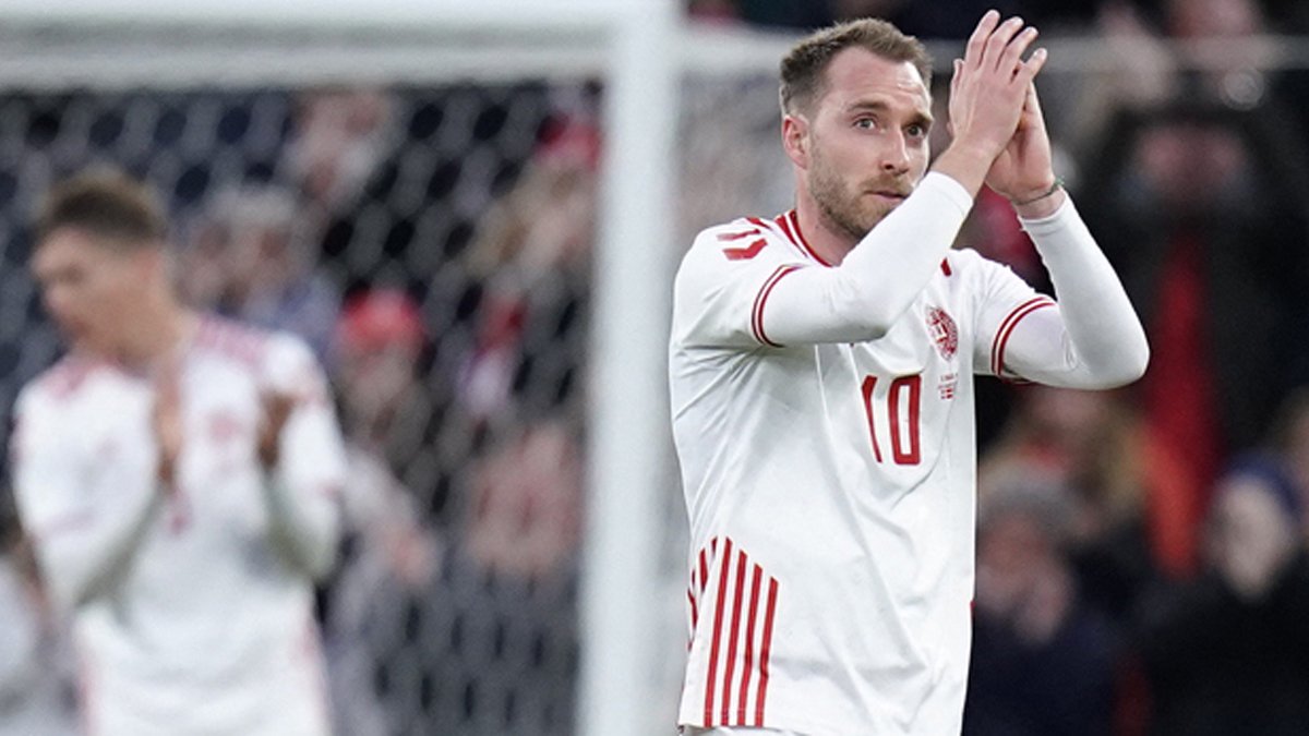 Eriksen, sedyeyle ayrıldığı sahaya golle döndü