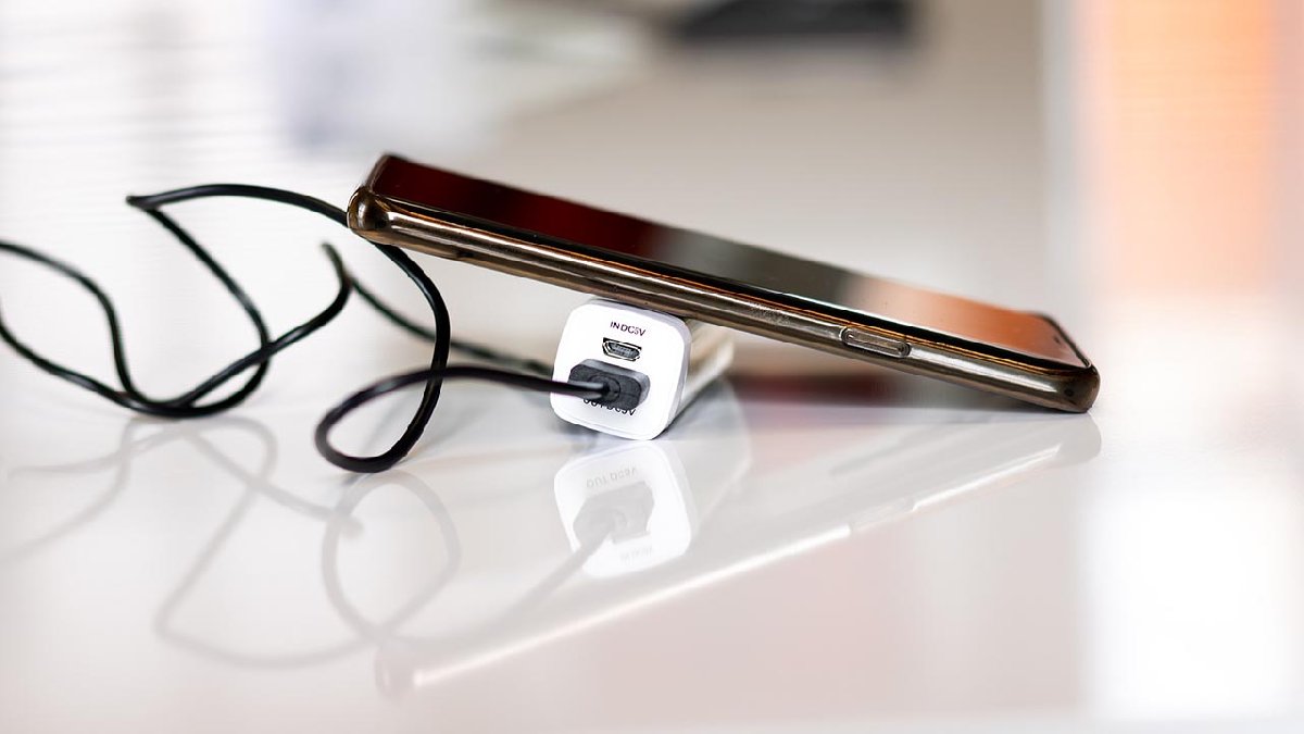 Cep telefonunu gece şarj edenler dikkat! Kendilerine pahalıya mal olacak bir hata yapabilirler