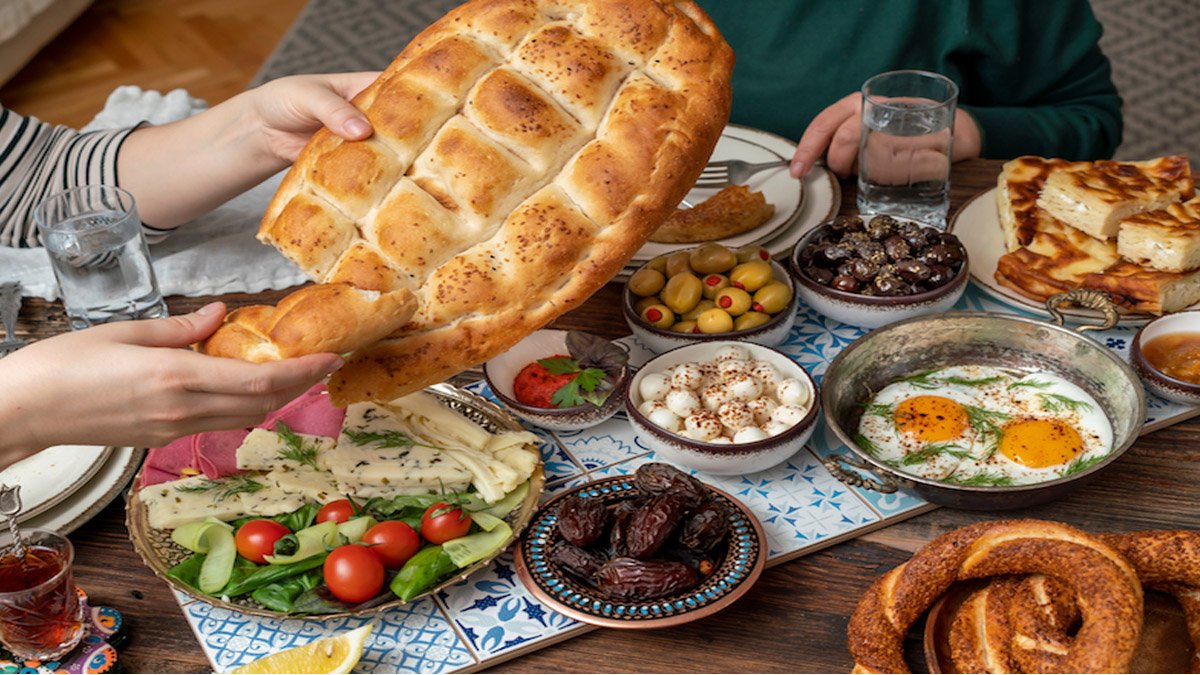 Ramazan Ayında Beslenme Nasıl Olmalı? Aç Kaldım Diyerek Yemeğe Dayanmayın