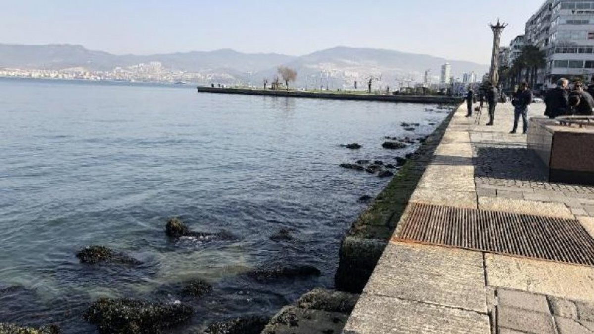 İzmir'de deniz suyu seviyesi düştü, iskele kapatıldı
