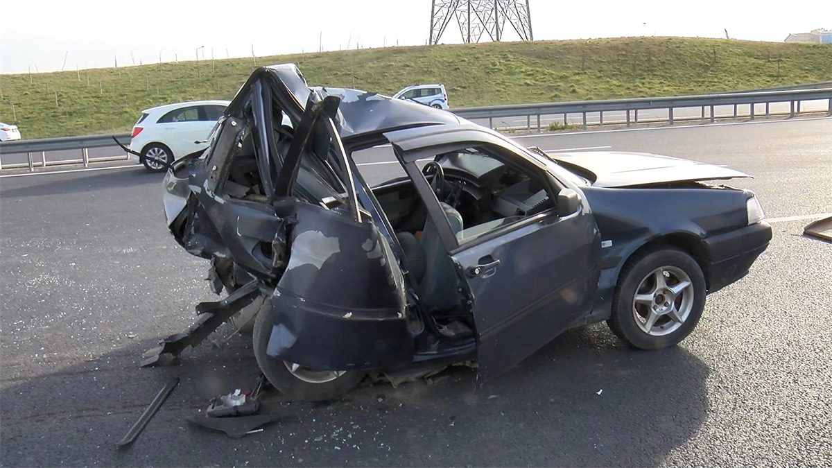 Sultangazi'de feci kaza: Otomobilin sadece ön tarafı kaldı