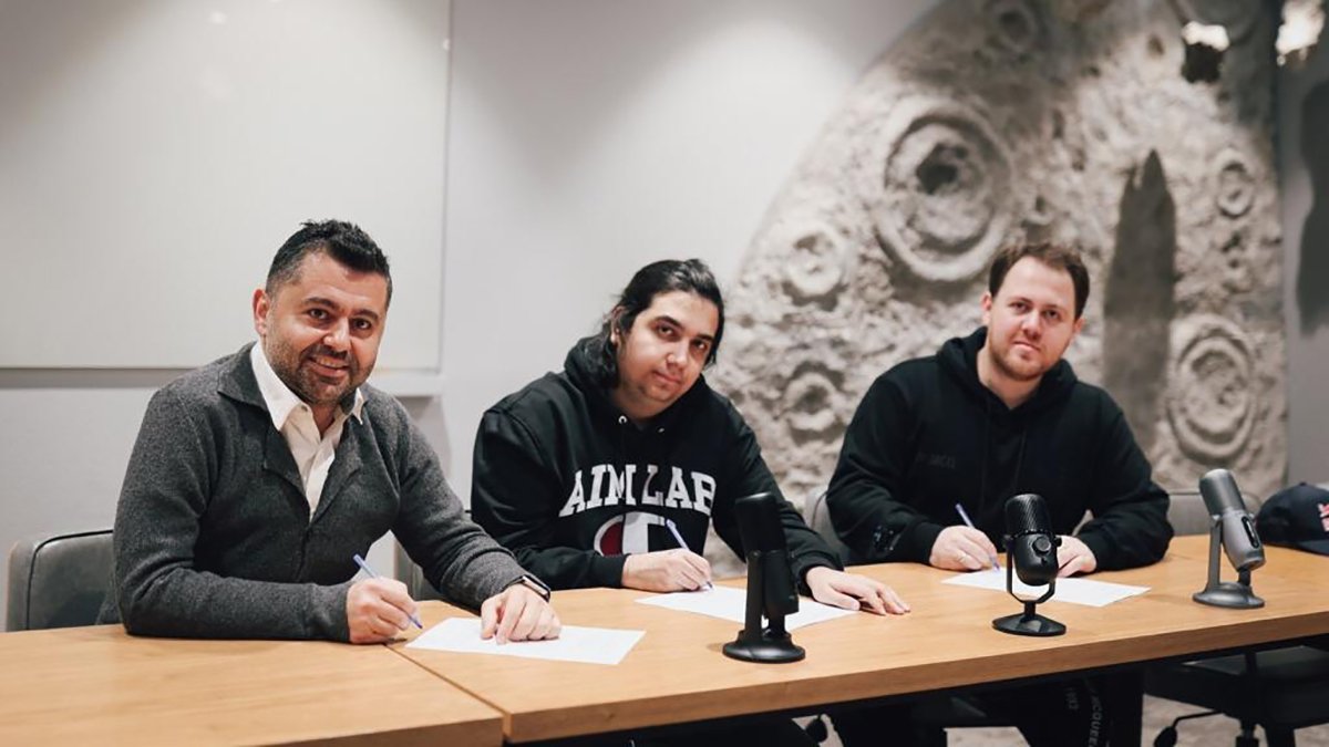 Dünya Şampiyonu cNed, Thronmax Markasını Tercih Etti!