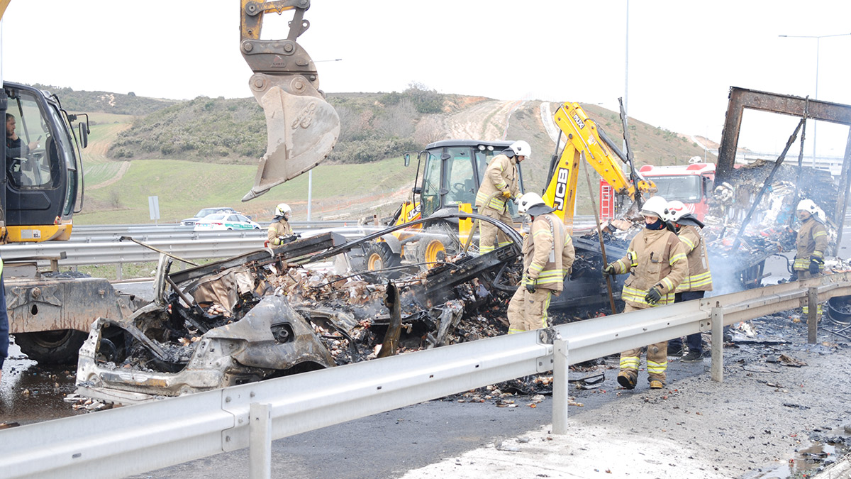 Tuzla'da korkunç kaza! TIR'a çarpan otomobil küle döndü