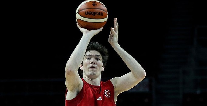Kanada maçında sakatlanan Cedi Osman'ın tedavisine başlandı