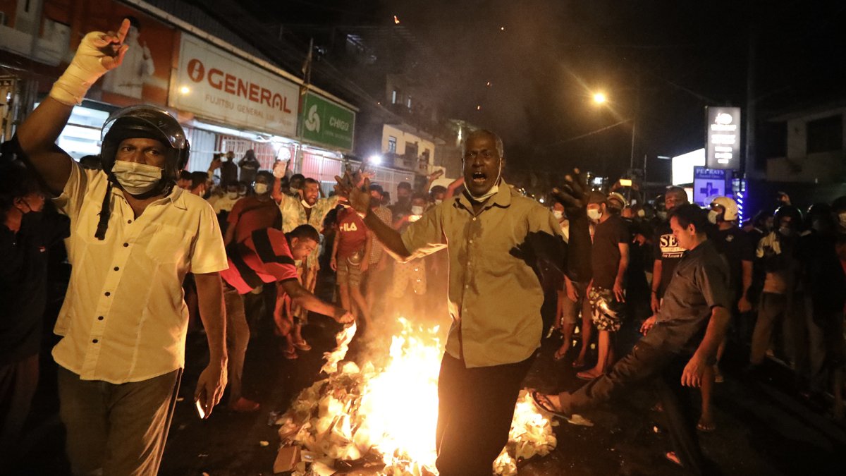 Sri Lanka'da sokaklar durulmuyor! Devlet başkanının konutuna saldırdılar