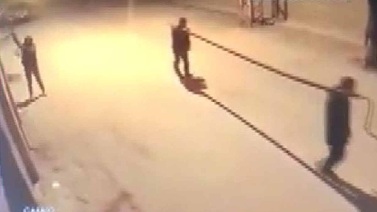 Hırsız duvardan inerken hırsızlarla karşılaştı