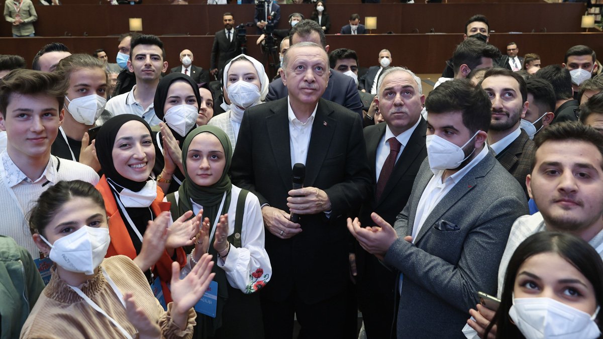 Erdoğan'dan gençlere: Ülkemizi, dünyayı gezmek için şartlarınızı zorlayın