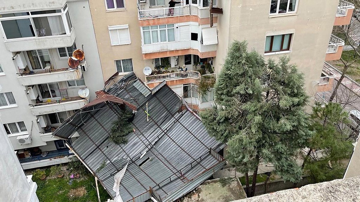Manisa'da kum fırtınası: Binaların çatısı uçtu