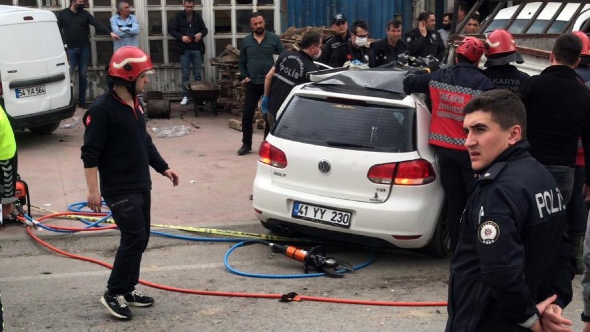 Sakarya'da kaza: Direksiyon hakimiyetini kaybeden sürücü park halindeki kamyonete çarptı