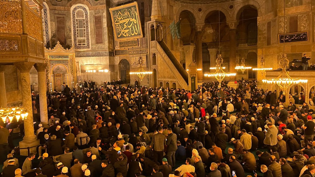 Ayasofya Camii'nde 88 yıl sonra ilk teravih namazı