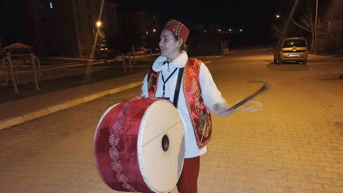 Çorumlular ilk sahura kadın davulcunun manileriyle uyandı