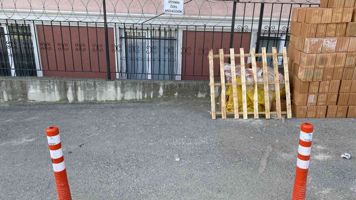 İstanbul'da ilginç görüntü: Tapulu malımız deyip tel örgü ile kapattılar