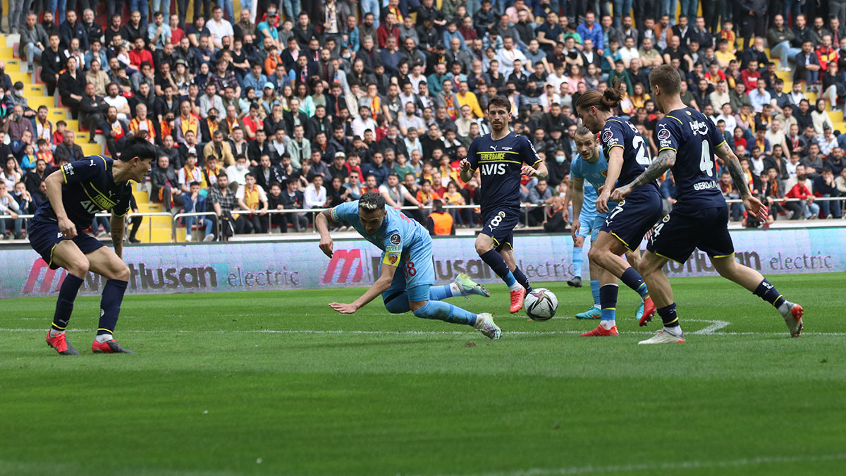 Fenerbahçe Kayserispor deplasmanından 3 puanı 4 golle aldı