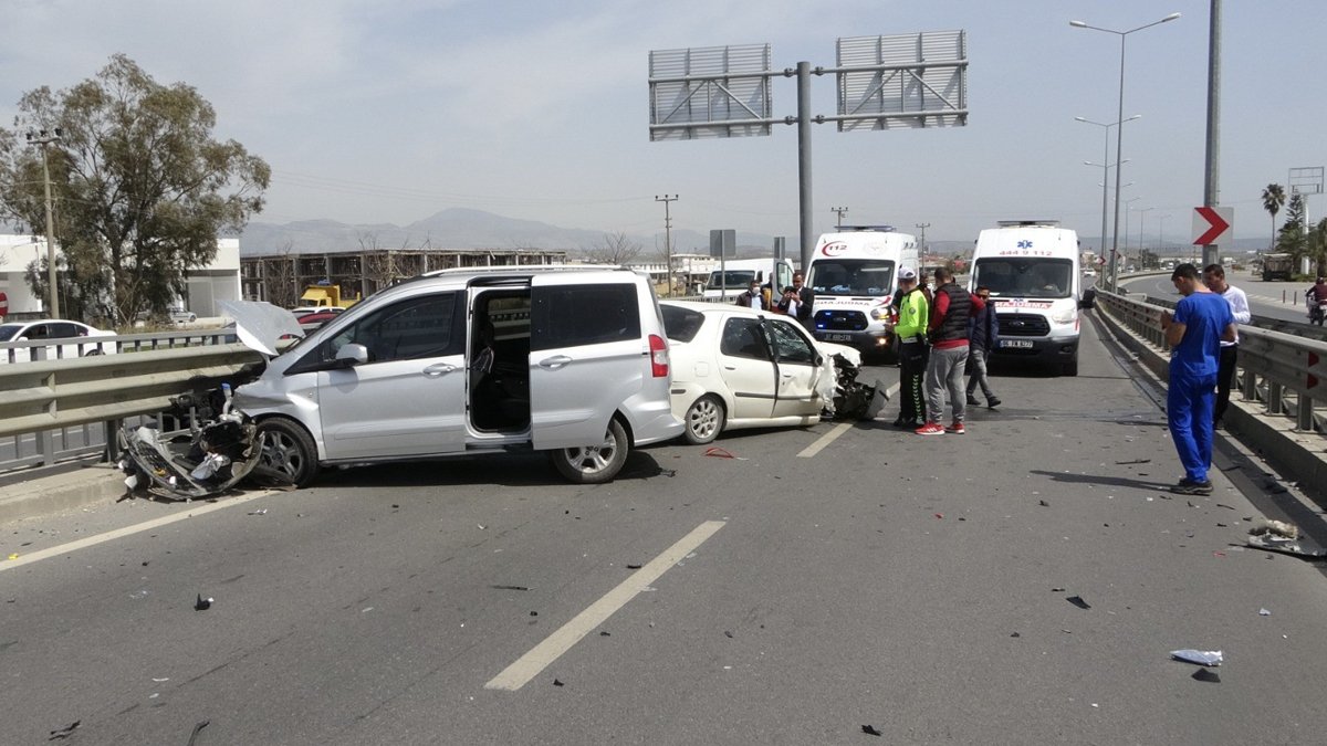 Gideceği yöne karar veremeyince... Önce bariyere sonra diğer araca çarptı