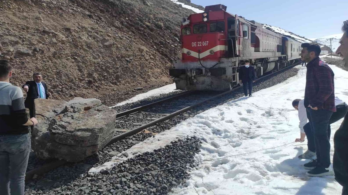 Doğu Ekspresi raylarına kaya düştü