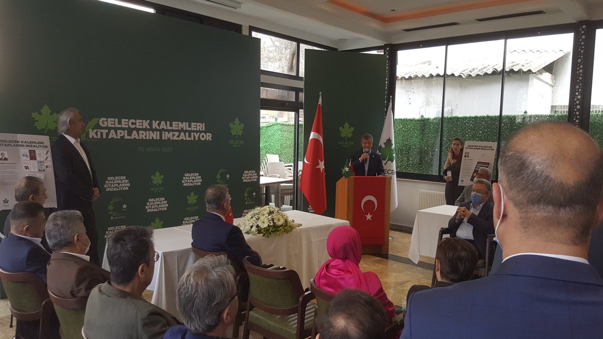 Gelecek Partisi 'Gelecek Kalemleri Kitaplarını İmzalıyor' etkinliğinde buluştu
