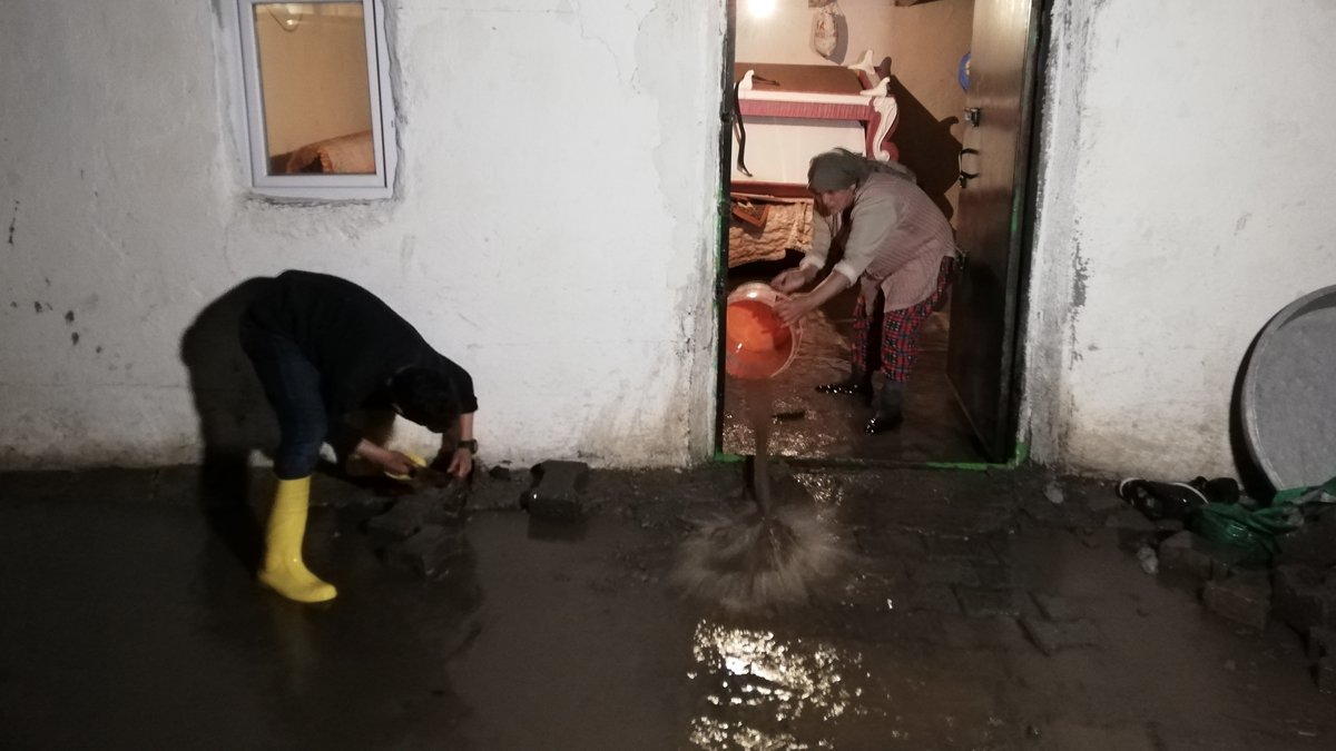 Kar suları eridi, evleri su bastı