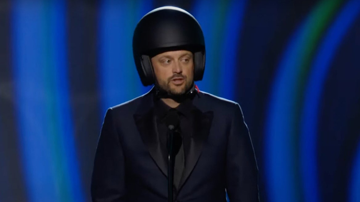 Grammy'de 'tokat' göndermesi: Komedyen sahneye kaskla çıktı
