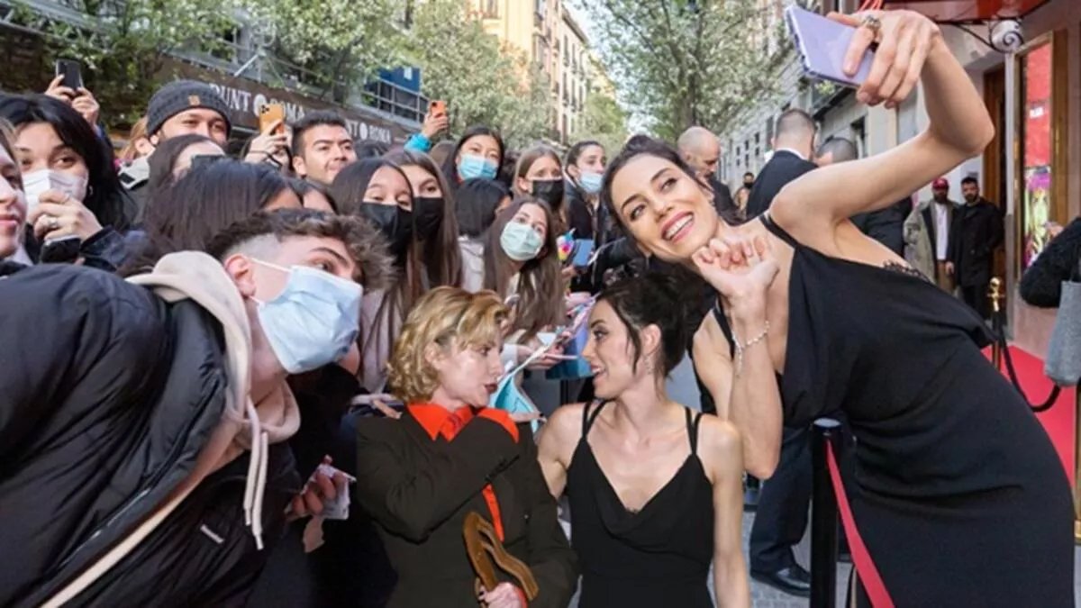 Cansu Dere İspanya'yı salladı!