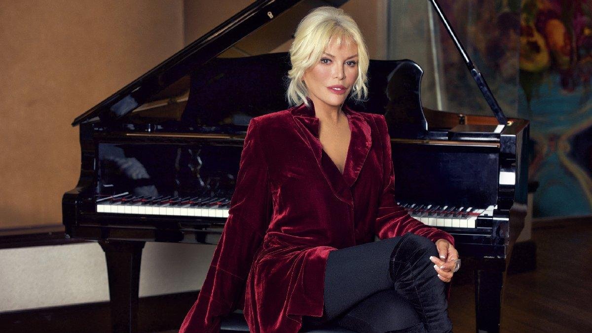 'Marmaray'a hiç binmedim' diyen Süperstar Ajda Pekkan'a İstanbulkart hediyesi