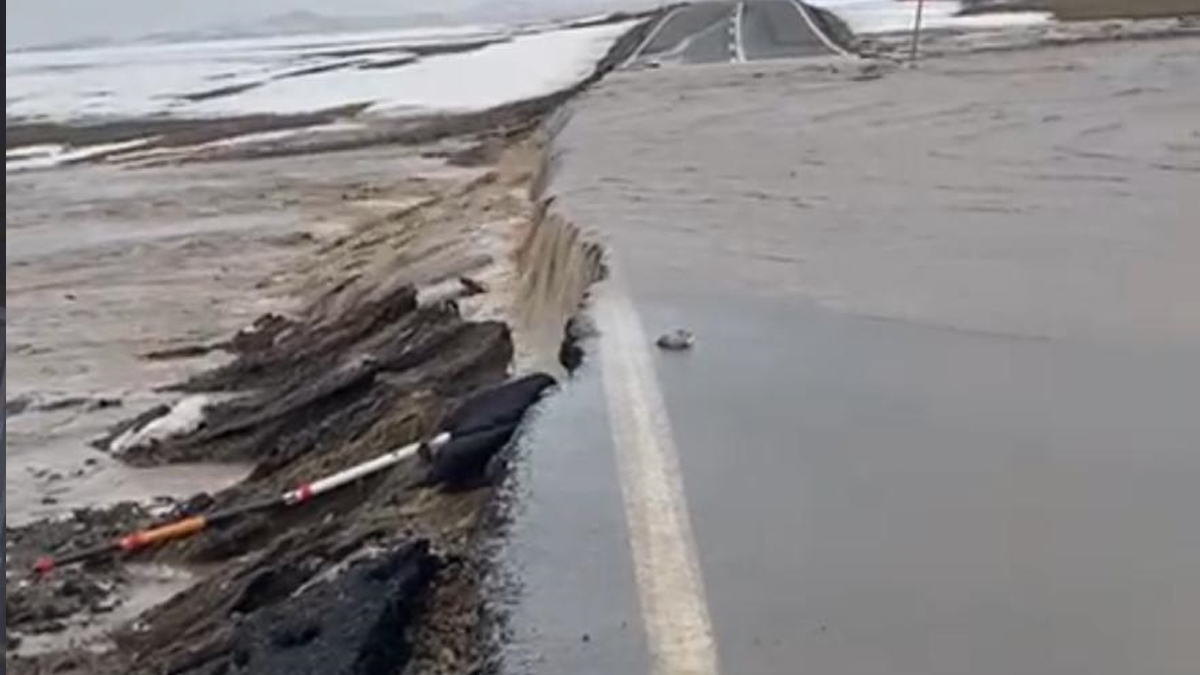 Kars'ta eriyen kar suları nedeniyle 2 kara yolu ulaşıma kapatıldı