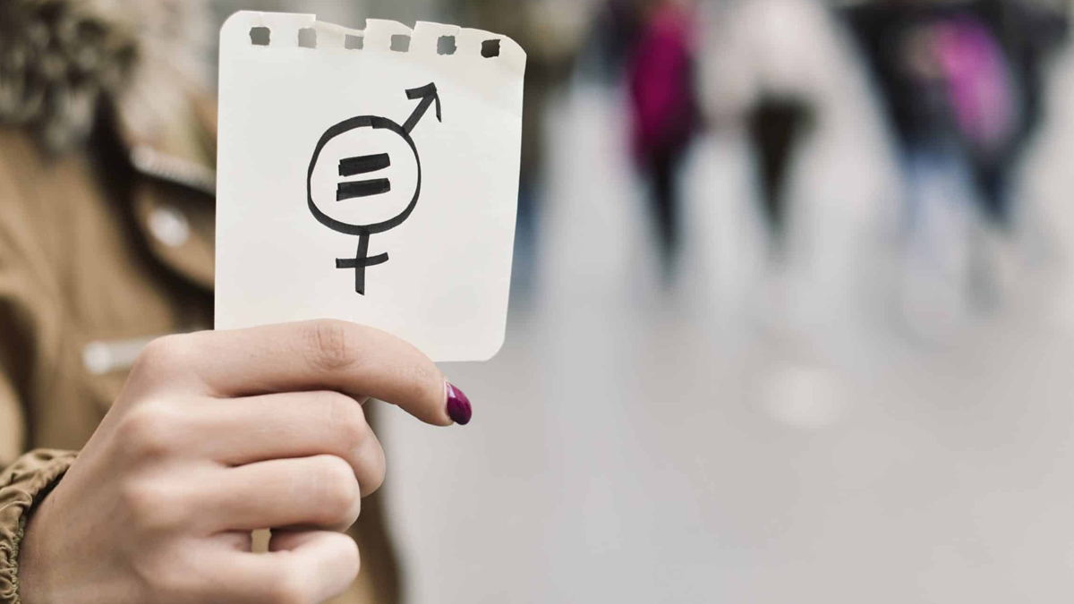 Sahneden inen eve kek yapmaya koşuyor