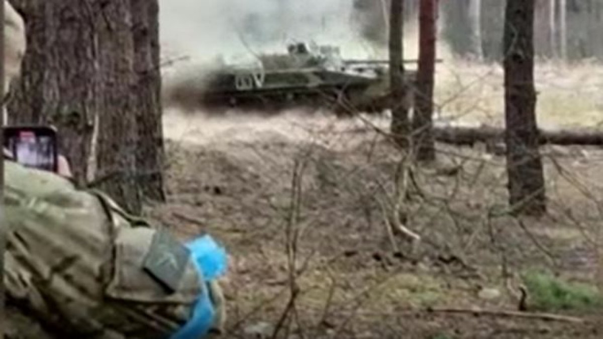 Mariupol'den yeni görüntü! Rus tankı el tipi tanksavarla vuruldu