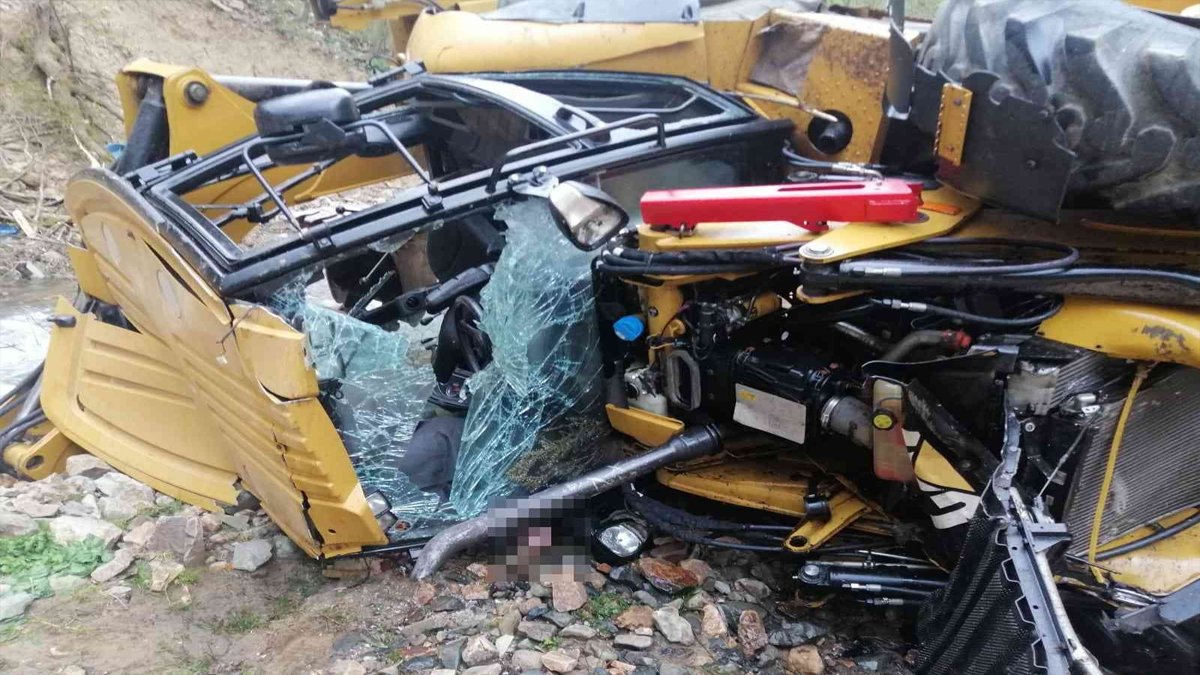 Yol çalışması yapan iş makinesi uçuruma yuvarlandı: 1 işçi hayatını kaybetti