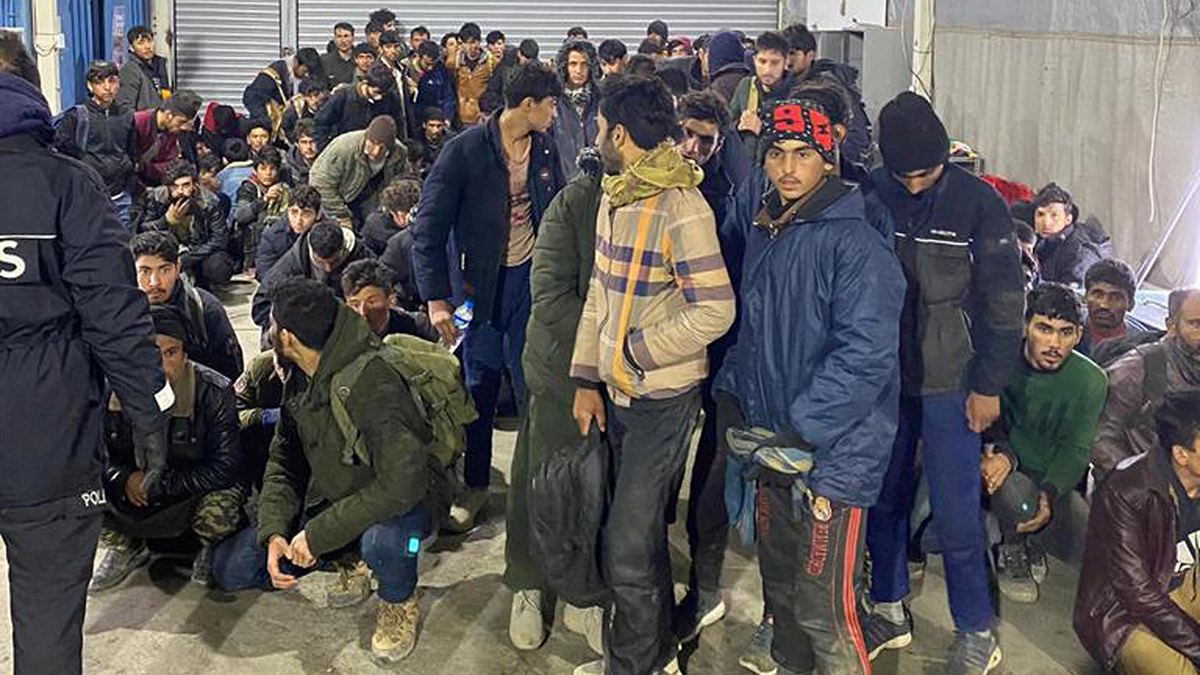 Ağrı'da kereste yüklü görünümlü kamyondan 113 kaçak göçmen çıktı